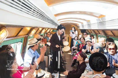 火车上有传统乐器演奏家带来的温馨现场表演，营造出独特的文化空间。图自越通社