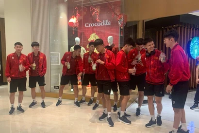 越南室内五人制足球队游览雅加达。图自越通社