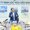 越南政府总理范明政与宜山石化炼油厂领导举行工作会议。图自越通社