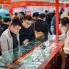 参观者选购博览会上的产品。图自越通社