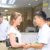 捐献者父母与越德医院医生。图自政府门户网站