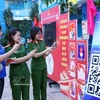 胡志明市年轻选民通过扫描二维码（QR码）参加《选举法》在线知识竞赛。图自越通社