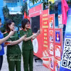 胡志明市年轻选民通过扫描二维码（QR码）参加《选举法》在线知识竞赛。图自越通社