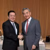 东盟秘书长高金洪与中共中央政治局委员、中国外交部长王毅。图自Asean.org 