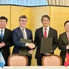 联合国教科文组织驻越南首席代表乔纳森·华莱士·贝克与伊藤直树大使签署项目实施协议。图自越通社