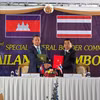 泰国国防部长那塔蓬·那巴尼奇（Natthaphon Narkphanit）大将（右）与柬埔寨副首相兼国防大臣迪西哈（Tea Seiha）大将签署停火协议（2025年12月27日）。图自AA/越通社
