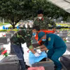 采集工作组在嘉莱省德基乡德基烈士陵园发掘烈士遗骸并采集样本。图自越通社