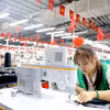 隶属于第十号服装总公司的鸿河西装厂引进应用AI技术的缝纫机用于生产。图自越通社