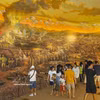 游客在奠边府大捷博物馆参观奠边府战役全景画。图自越通社