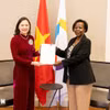 越南常驻联合国教科文组织代表阮氏云英大使向法语国家国际组织秘书长路易丝·穆希基瓦博递交委任书。图自越通社