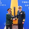 越南国防部部长潘文江大将与中国国防部长董军上将参观“海上胡志明小道”遗迹。图自越通社