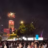 胡志明市五彩烟花盛放，庆祝祖国统一51周年。图自越通社