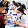 劳动者接受健康体检。图自越通社