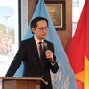 越南常驻联合国代表团团长杜雄越大使主持记者会。图自越通社