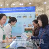 参观者在TH集团的展位上体验琳琅满目的各类产品。图自yuetongsh