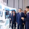 越共中央总书记、国家主席苏林听取关于中国—东盟人工智能（AI）应用合作中心的介绍。图自越通社
