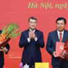 黎明兴总理向内政部代理部长阮进海和民族与宗教部常务副部长阮怀英颁发决定书。图自越通社