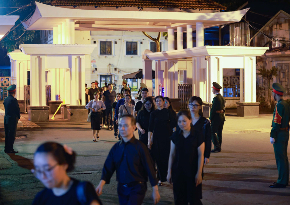 老百姓前往国家殡仪馆，向阮富仲总书记致哀。 图自越通社