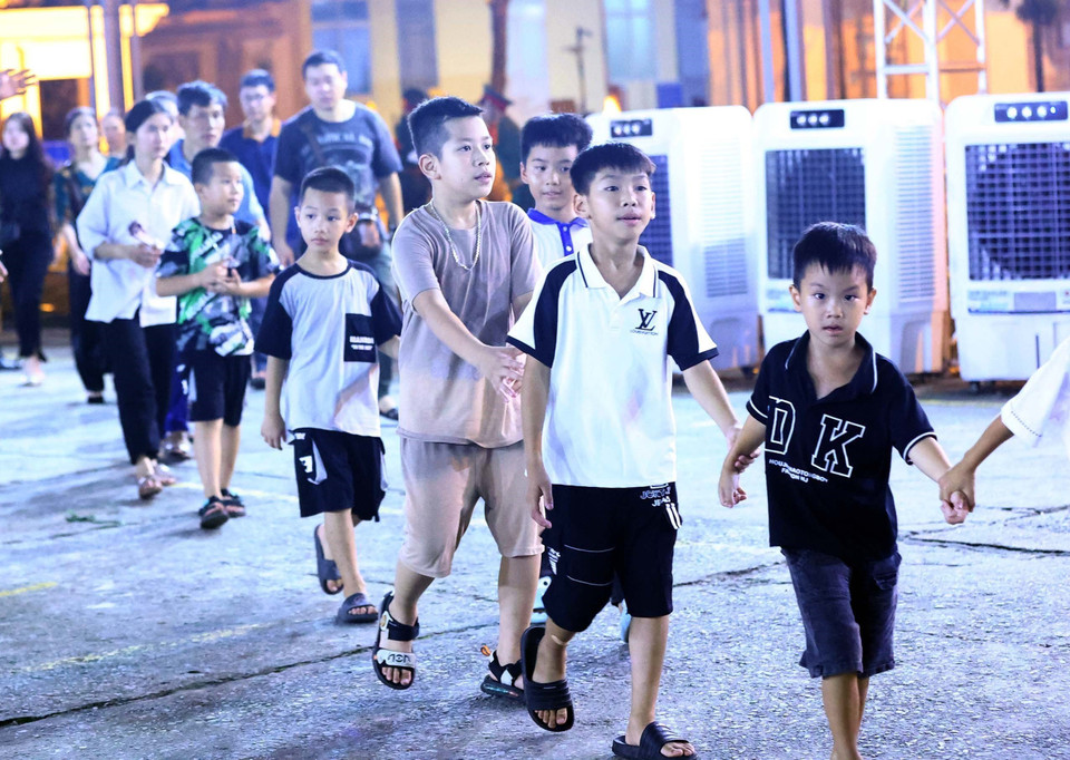 孩子们也前来吊唁敬爱的阮富仲总书记。 图自越通社