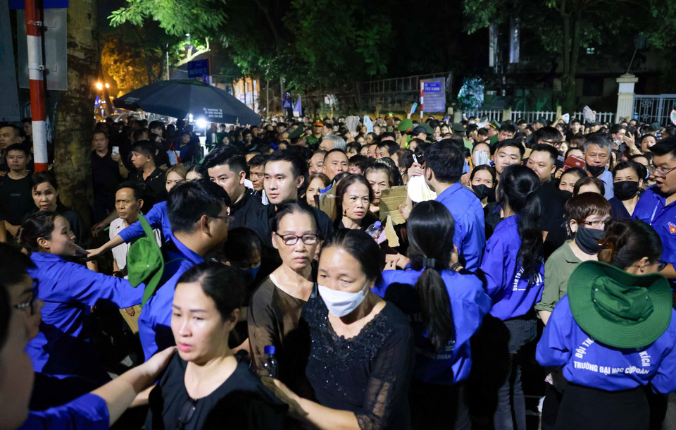 国家殡仪馆周围的街道上挤满了排队的人流。人民群众耐心等候吊唁阮富仲总书记。 图自越通社