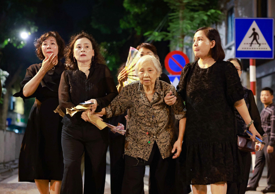 男女老少都踊跃前往国家殡仪馆，向阮富仲总书记致哀。 图自越通社