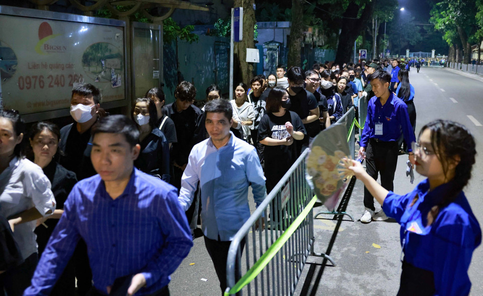 大家有序排队，排队队伍甚至达到了几公里之长，等待进入殡仪馆向阮富仲总书记致哀。图自越通社