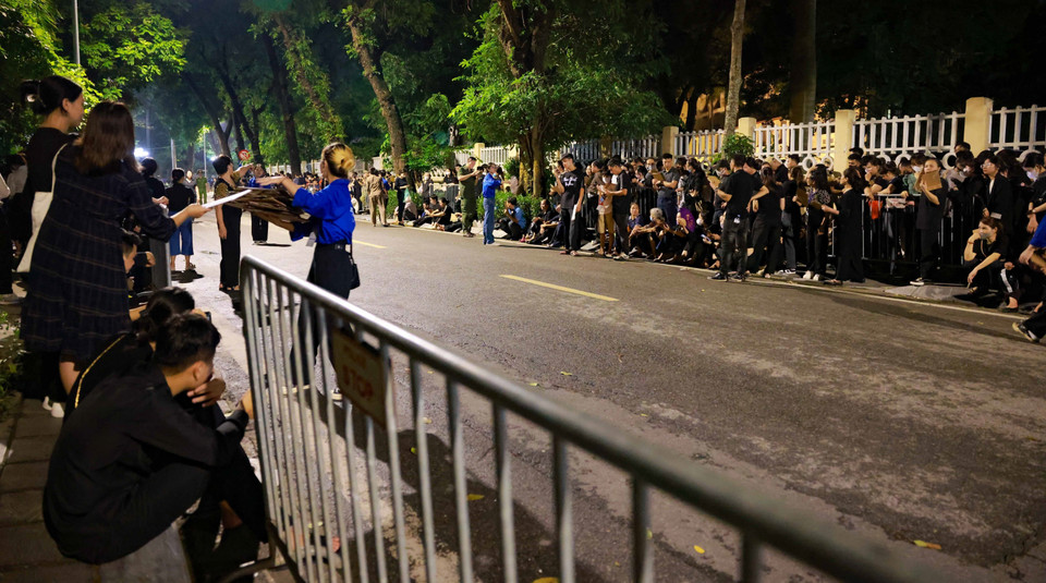 国家殡仪馆周围的街道上挤满了排队的人流。人民群众耐心等候吊唁阮富仲总书记。 图自越通社