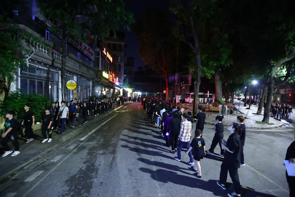大家有序排队，排队队伍甚至达到了几公里之长，等待进入殡仪馆向阮富仲总书记致哀。图自越通社