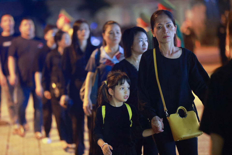 人民群众前往国家殡仪馆，向阮富仲总书记致哀。 图自越通社