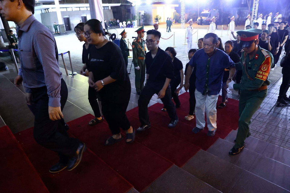 夜色渐深，前来吊唁阮富仲总书记的人流越来越多。 图自越通社