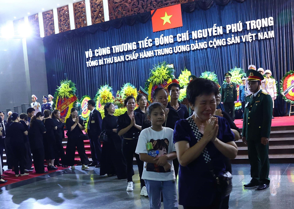 人们在吊唁越共中央总书记阮富仲时不禁心潮翻滚，感慨万千。图自越通社