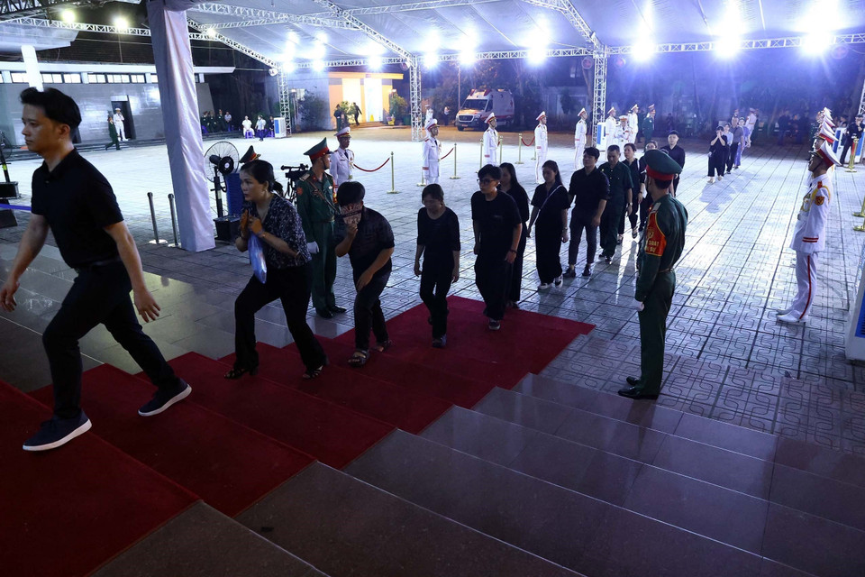 夜色渐深，前来吊唁阮富仲总书记的人流越来越多。 图自越通社