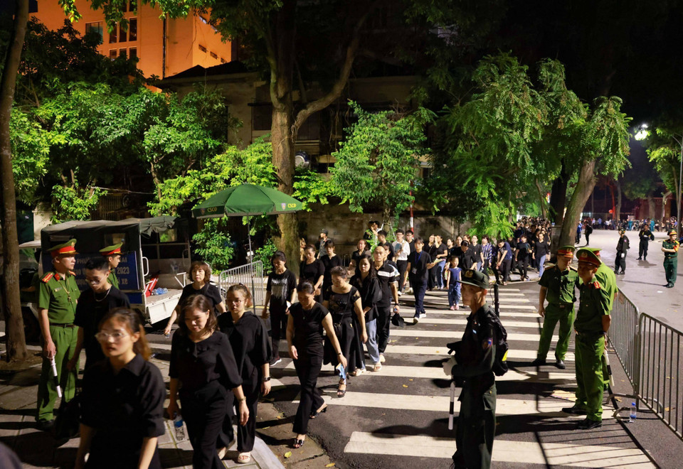 随着夜幕降临，前往河内陈圣宗五号国家殡仪馆的人流变得拥挤不堪。图自越通社