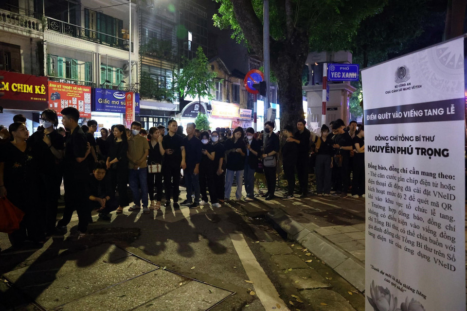 老百姓井然有序地排队等候，向阮富仲总书记致哀。 图自越通社