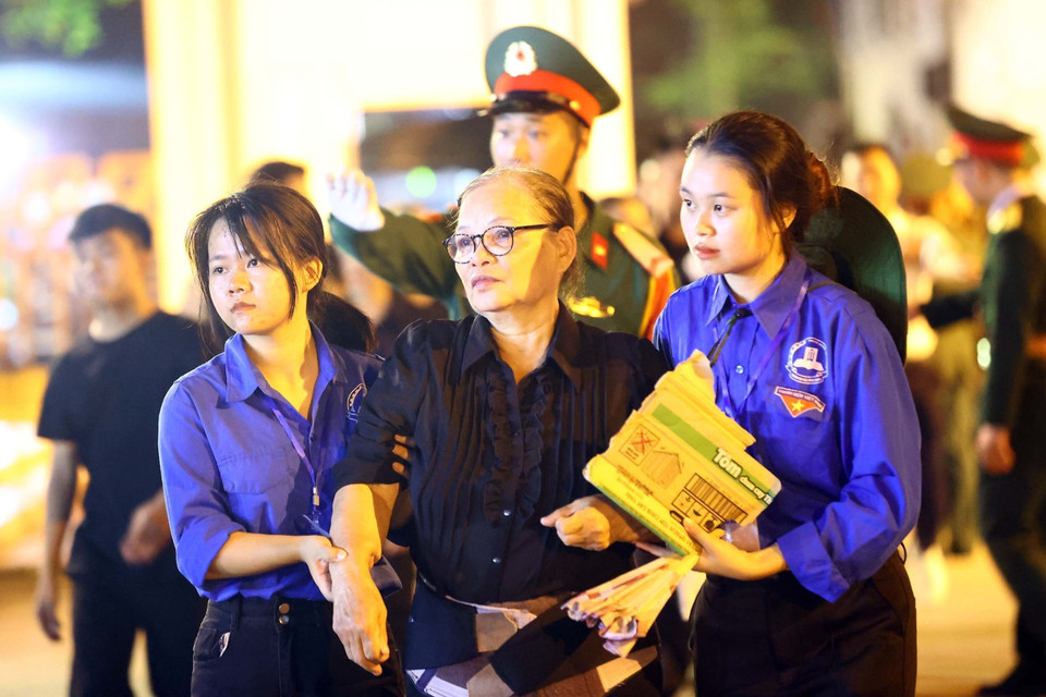 青年力量、志愿者都在殡仪馆和殡仪馆附近街道上帮助人民群众。图自越通社