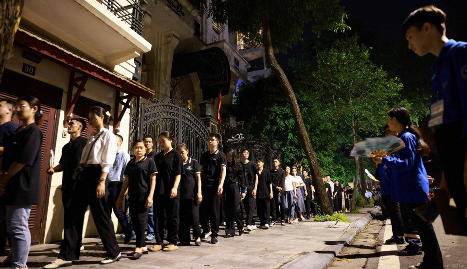 排队队伍甚至达到了几公里之长。图自越通社