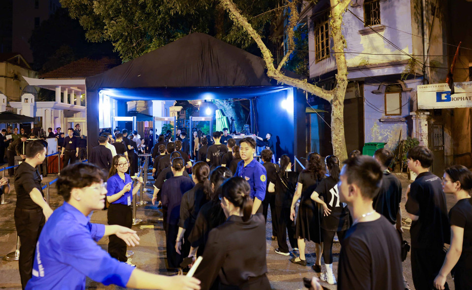 老百姓井然有序地排队等候，向阮富仲总书记致哀。 图自越通社