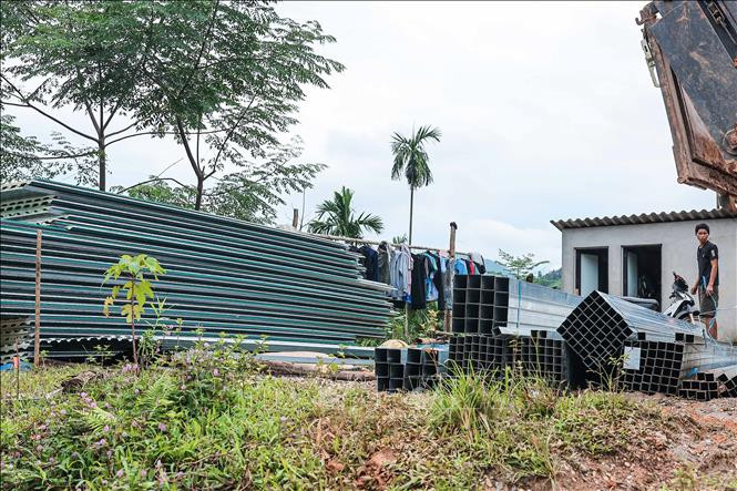 建材准备齐全，为老街省保安县福庆乡朗努村村民建设临时住宅。图自越通社