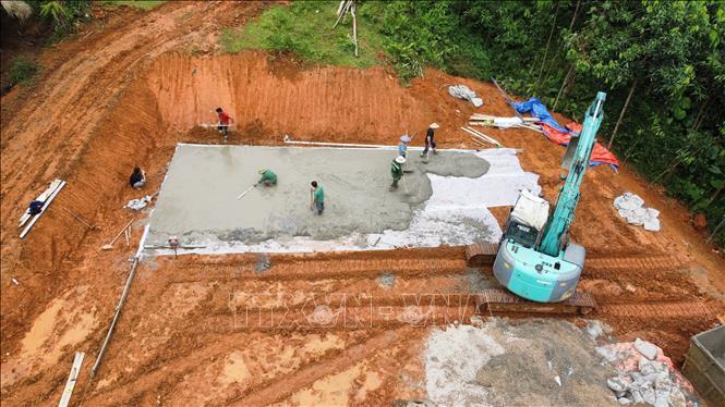 平整土地后，马上建房。图自越通社