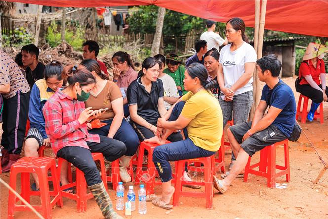 无家可归的老街省保安县福庆乡朗努村村民暂时居住在亲戚家中。图自越通社