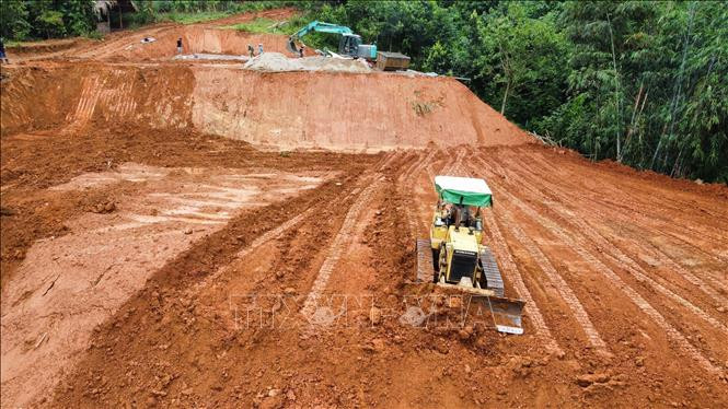 平地机进行平整施工。图自越通社