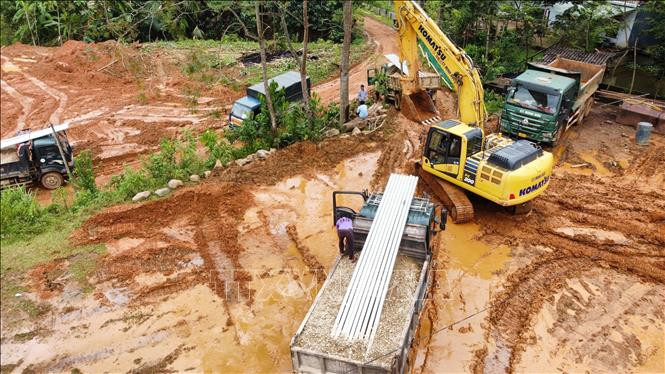 当局动用大量车辆和机械设备，迅速为无家可归的朗努村村民建设临时住宅。图自越通社