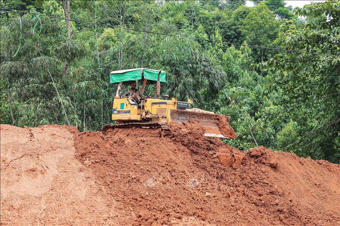 平地机进行平整作业。图自越通社