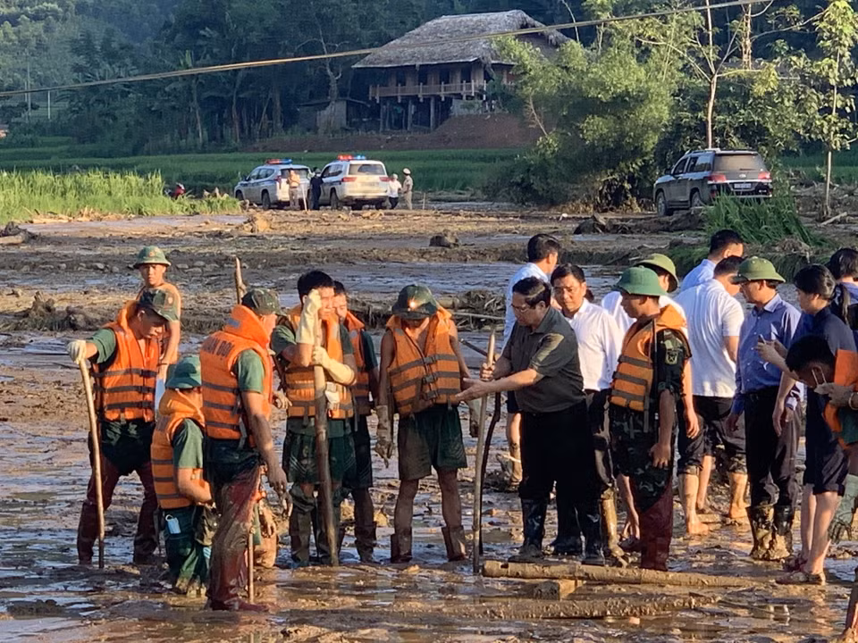 越南政府总理范明政指导寻找山洪和山体滑坡遇难者搜寻工作。图自越通社