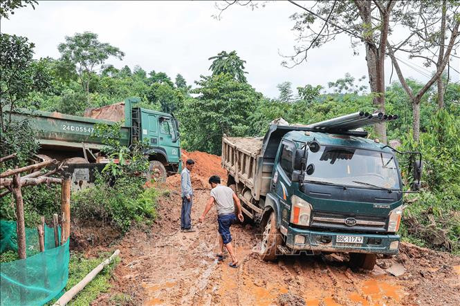 当局动用大量车辆和机械设备，迅速为无家可归的朗努村村民建设临时住宅。图自越通社