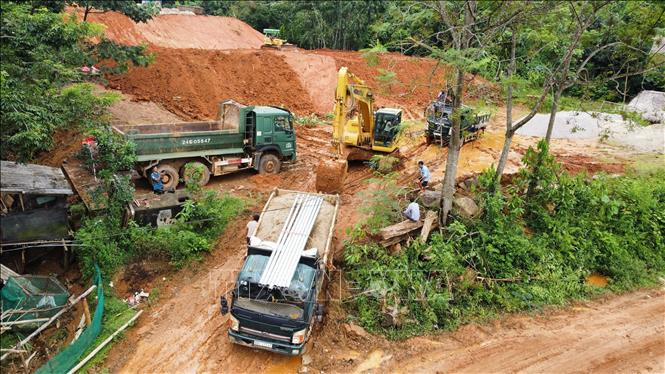 当局动用大量车辆和机械设备，迅速为无家可归的朗努村村民建设临时住宅。图自越通社