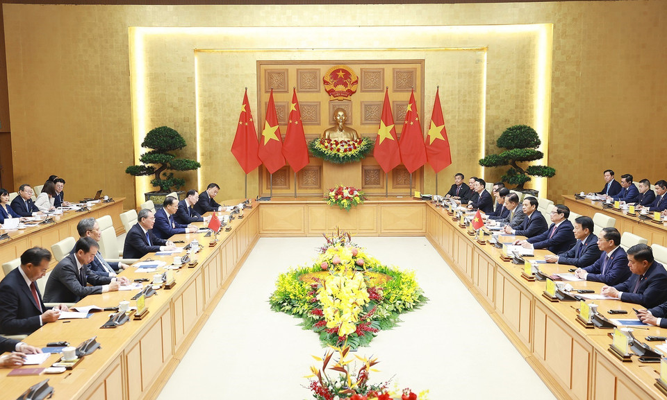 10月13日在河内，越南政府总理范明政同中国国务院总理李强举行会谈。图自越通社