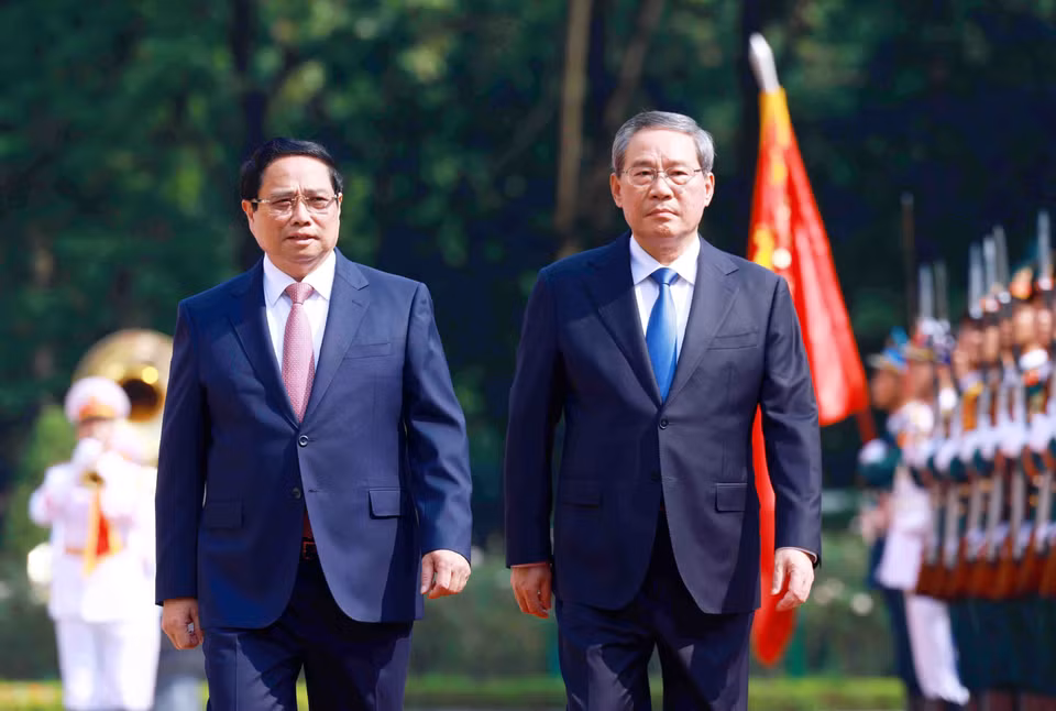 越南政府总理范明政与中国国务院总理李强检阅越南人民军仪仗队。图自越通社