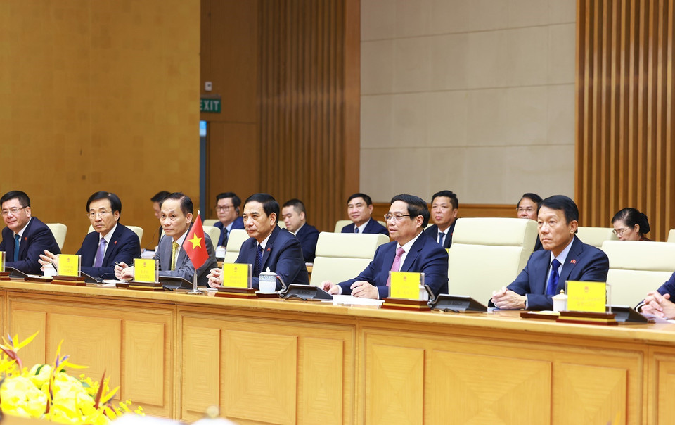 越南政府总理范明政同出席会谈的越方代表团。图自越通社