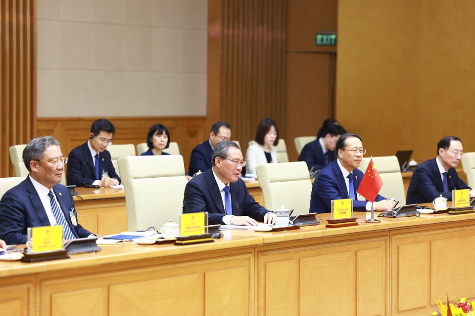 中国国务院总理李强同出席会谈的中方代表团。图自越通社